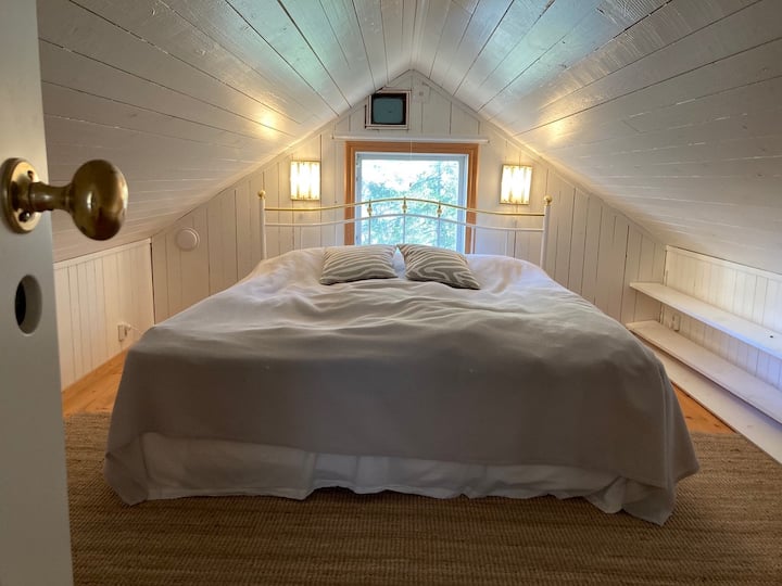 Chambre au rez-de-chaussée - espace de tête limité. Le lit peut être dissocié en 2 lits séparés (2 x 90 cm).