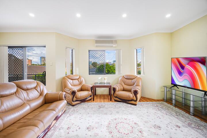 Hurstville Centre 2-level Large House for 16+ ppl gallery image 5