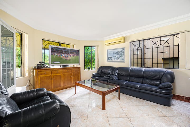 Hurstville Centre 2-level Large House for 16+ ppl gallery image 2