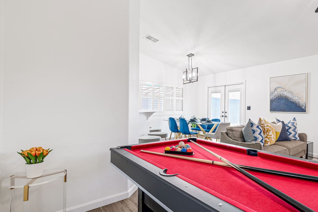 Spacious Yard+Pool Table at 3BR Modern Getaway