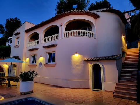 Private villa with spectacular pool and ocean views