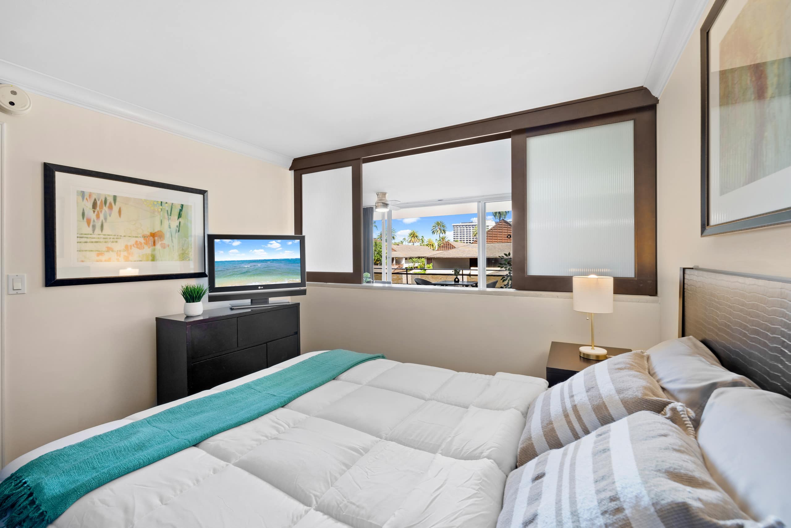 Waikiki Beachwalk | Beach 3 min walk | Kitchen - Image 21