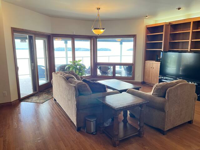 5W Oceanfront Hideaway – All 4 Rooms gallery image 3