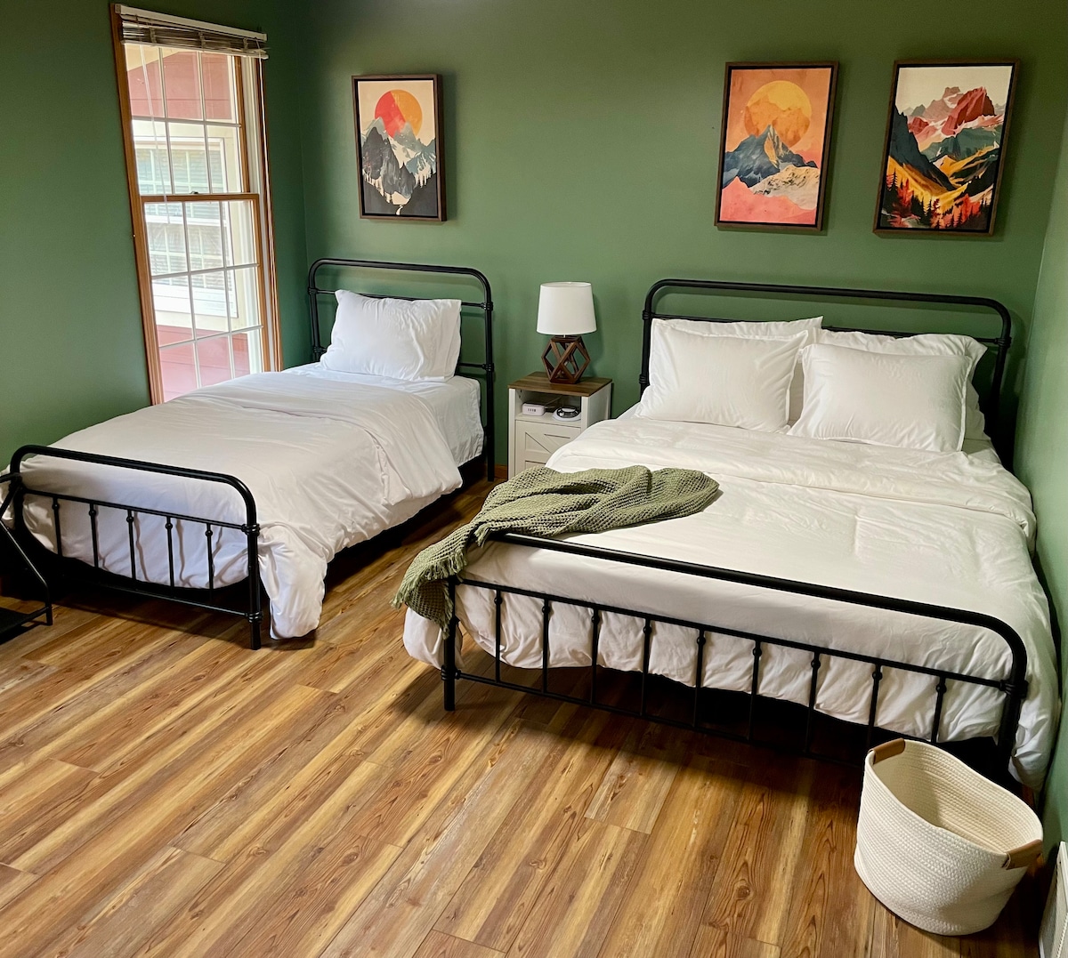 Втората ни спалня разполага с двойни и пълноразмерни легла, звукова машина, бебефон и пакет и игра в килера. 