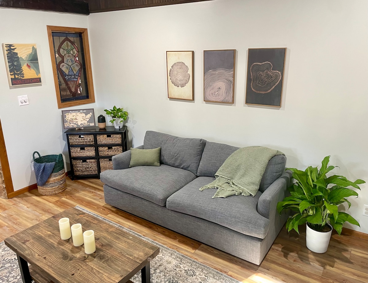 Диванът има разтегателно легло с двоен размер и матрак с мемори пяна.