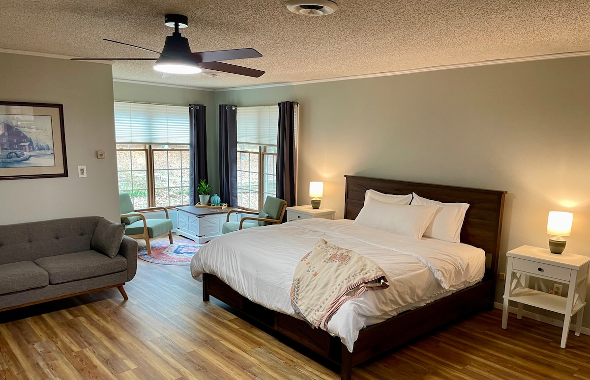 Основната спалня има двойно легло king size и кът за четене с невероятна гледка. Осигуряваме и бебефон и вентилатор за кули. 