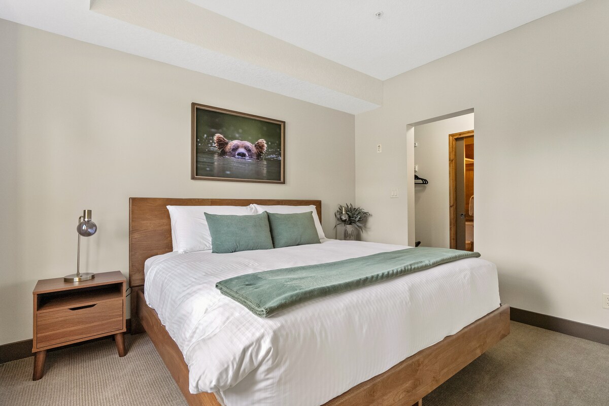 Втора спална соба со брачен кревет (широк 150-179 см), паметен телевизор и сопствена бања.