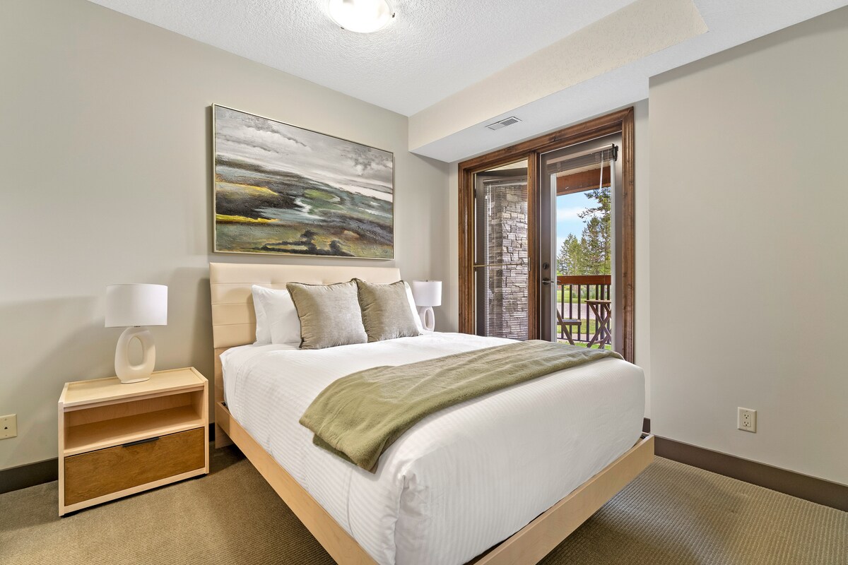 Основна спална соба со брачен кревет (широк 150-179 см), пристап до поплочениот двор и приватна бања со тоалет.