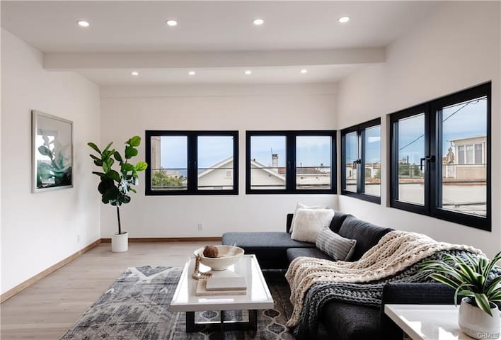 Beautiful Manhattan Beach House gallery image 2