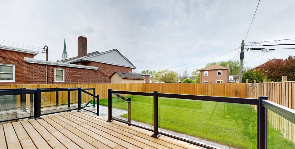 Ultimate luxury custom built-25minutes to Downtown gallery image 4