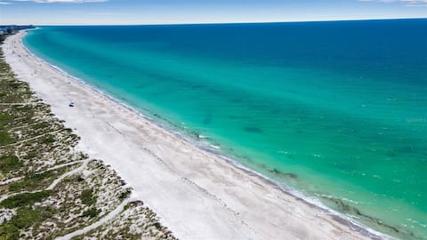 Popular Airbnb listing: Turtle walk - Next to 5 top eats-Beach+Boat parkng in Longboat Key