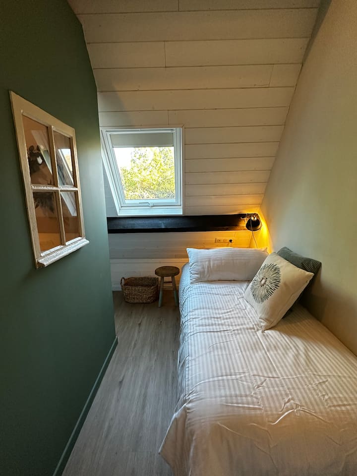 Spálňa 4 (detská) s dvoma samostatnými lôžkami (90 cm x 200 cm) a detským kútikom. Okno Velux s obrazovkou.