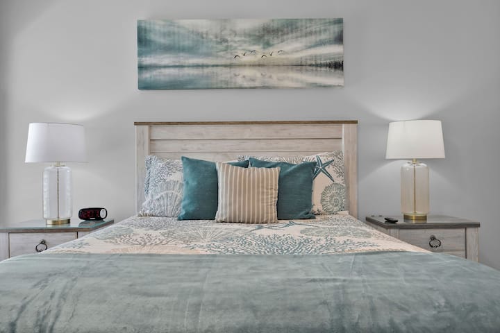 Acurrúcate en el acogedor dormitorio queen, un refugio perfecto dentro de tu casa en Palm Coast. Disfruta de la comodidad y la relajación en este encantador espacio, ideal para una noche de sueño tranquilo después de un día de exploración.