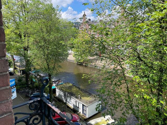 Stunning and spacious canal home with roof deck gallery image 2