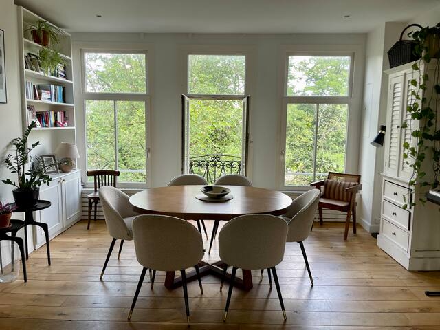 Stunning and spacious canal home with roof deck gallery image 4