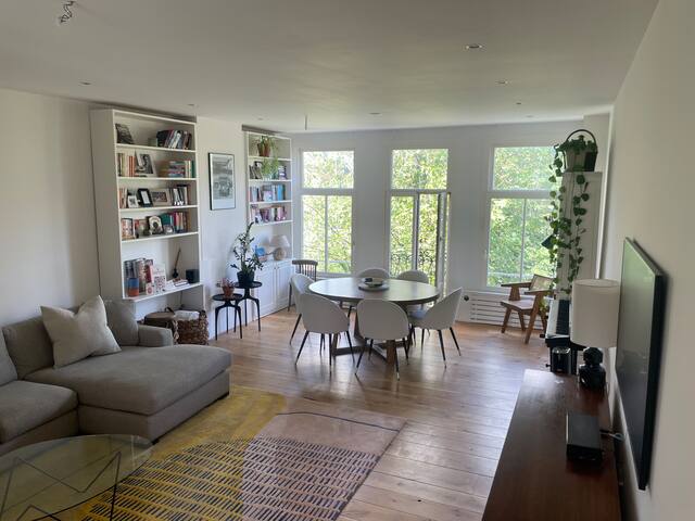 Stunning and spacious canal home with roof deck gallery image 3