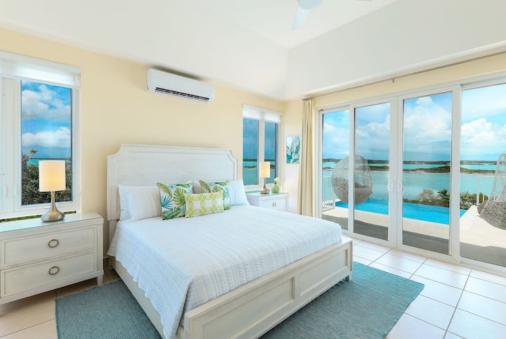 Užite si pokojný pobyt v hlavnej spálni, ktorá ponúka krásny výhľad na kriedový zvuk a bazén. 