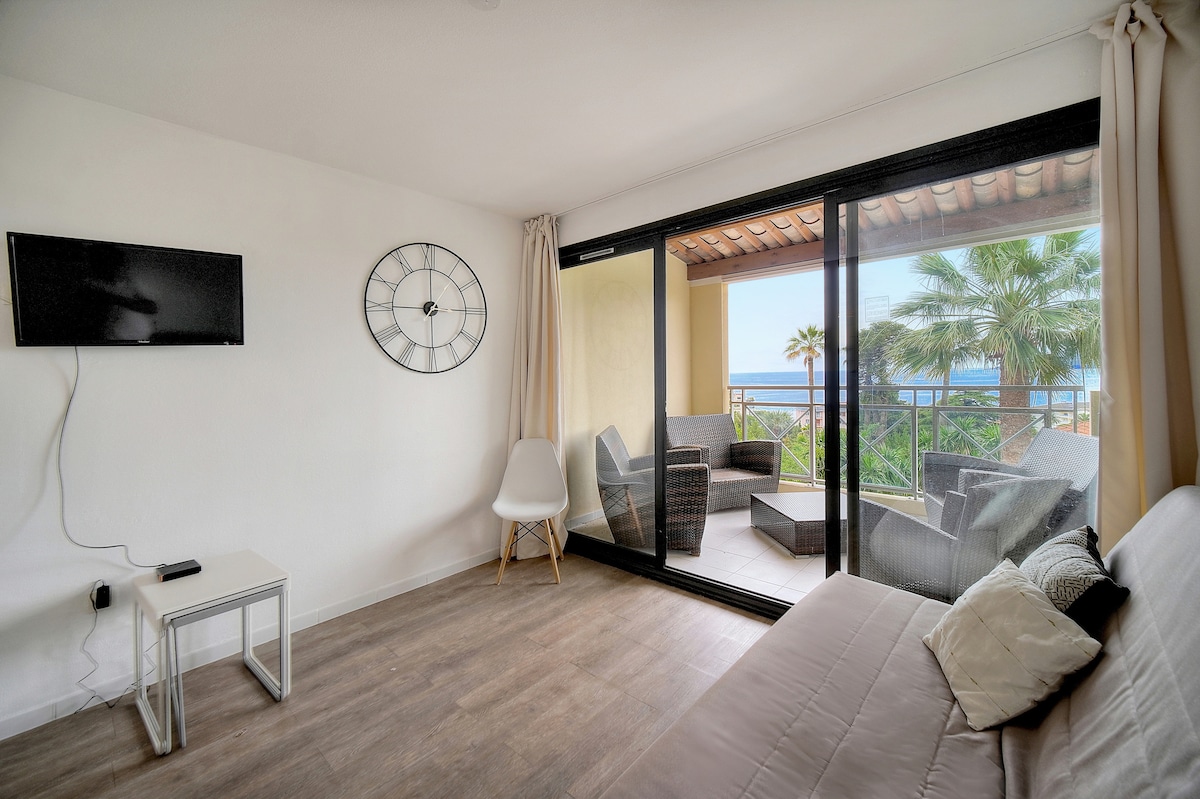 תיהנו מהנופים המדהימים לים מהסלון המודרני והאלגנטי הזה. הספה הנפתחת מספקת מיטה נוספת, מושלמת לערבים רגועים אחרי שאתם נהנים מהמרפסת שטופת השמש.