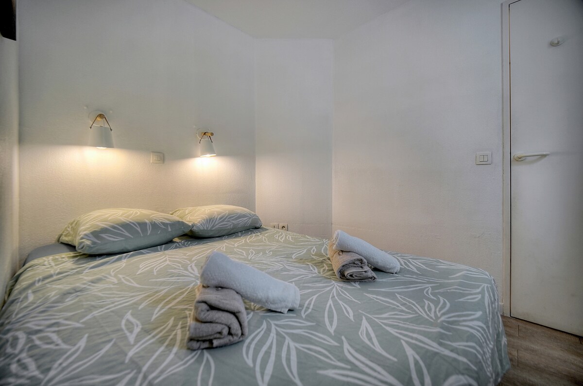 התאורה המופחתת והעיצוב האלגנטי מזמינים אתכם להירגע. לגלות מרחב שליו שבו נוחות ופשטות נפגשות. המנורות מספקות קריאה נעימה בערב.