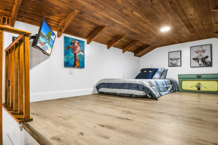 Მეორე ოთახის კომფორტული სივრცე ორი ორადგილიანი საწოლით 