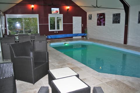 "Le Castanéen" guest house, indoor pool