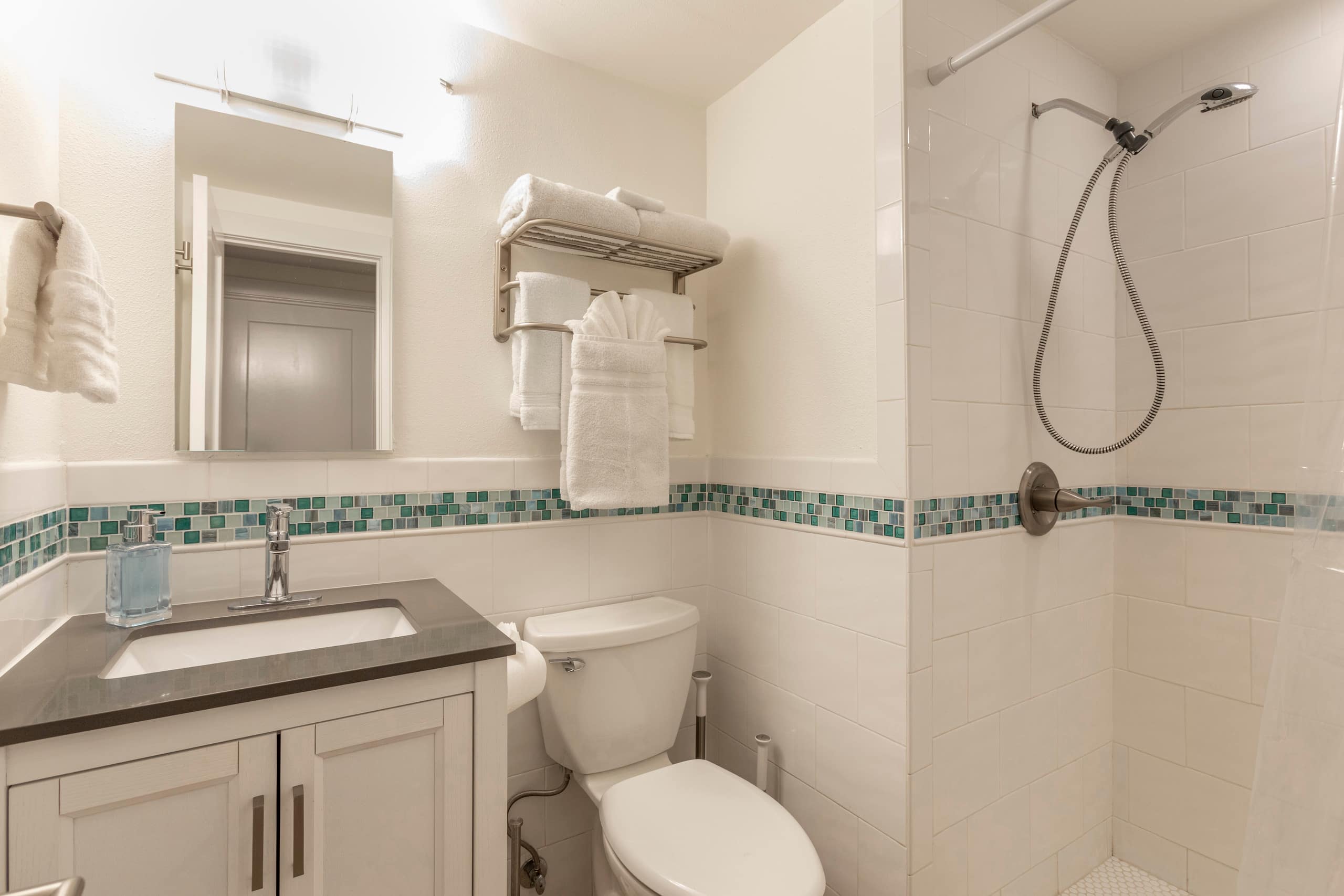 Renovation!  True oceanfront Views! 2BDR 2Ba - Image 26