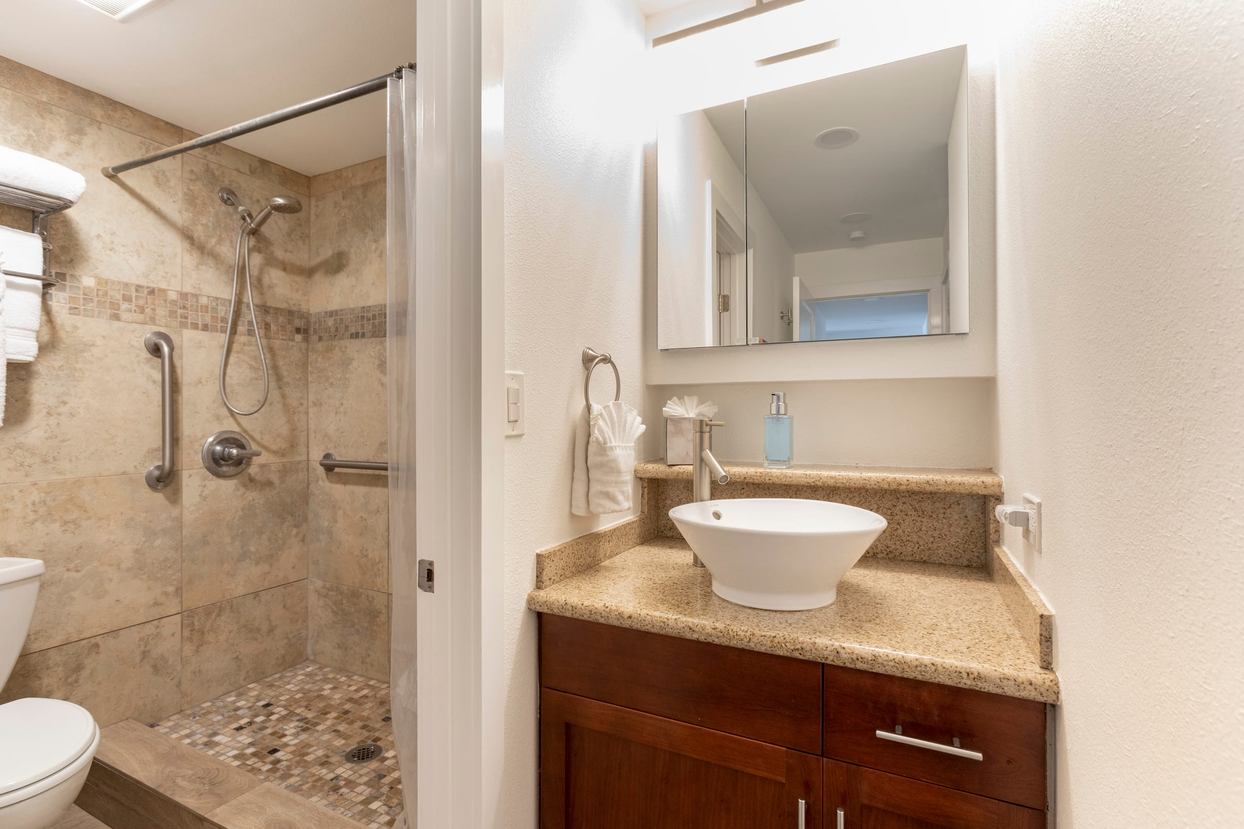 Renovation!  True oceanfront Views! 2BDR 2Ba - Image 21