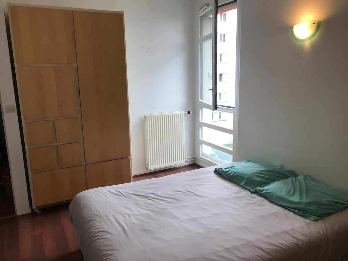 חדר מרווח ומואר עם מיטה לשני אנשים עם מלתחה גדולה לאחסון החפצים שלכם 
יש מצעים ומגבות 
יכולת להכין תה או קפה 