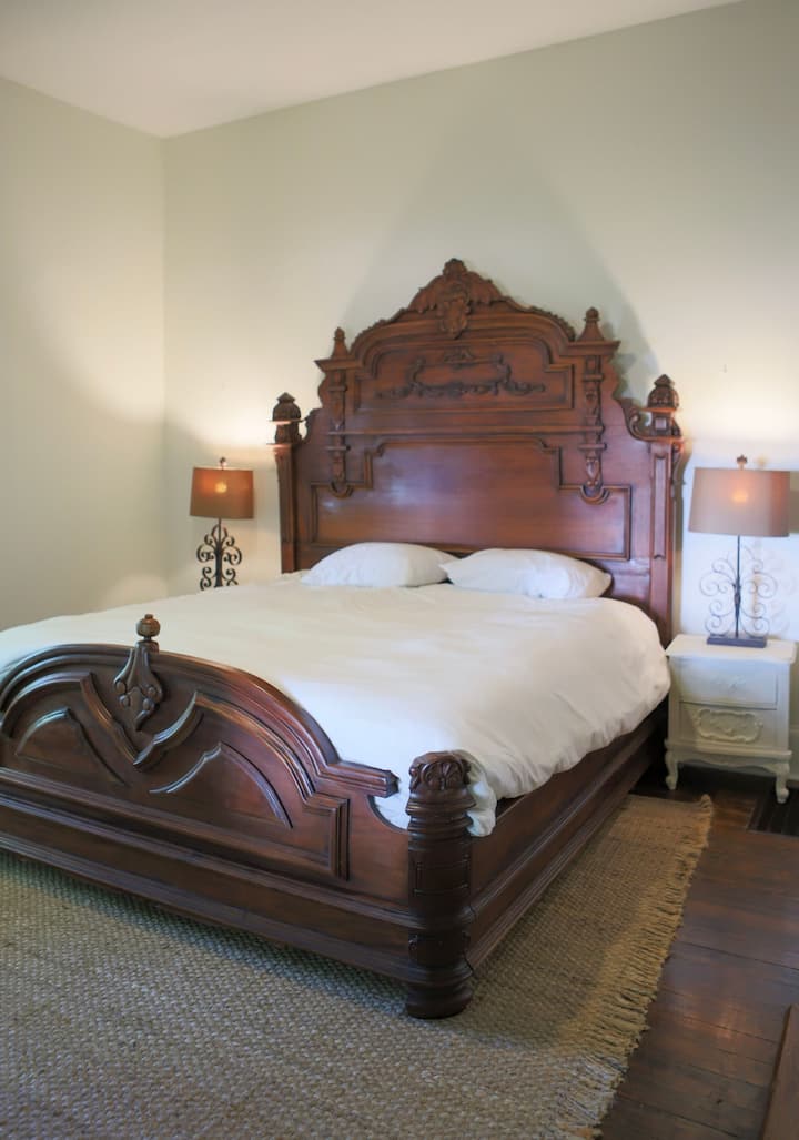 Dieses Hauptschlafzimmer verfügt über ein Kingsize-Bett, einen Schrank (mit verschlossenen Seiten für die Nutzung durch den Eigentümer), einen Kleiderschrank, einen Sitzbereich, einen Smart-TV, einen umgebauten ursprünglichen Kamin und ein privates Spa-ähnliches Badezimmer mit Dusche.