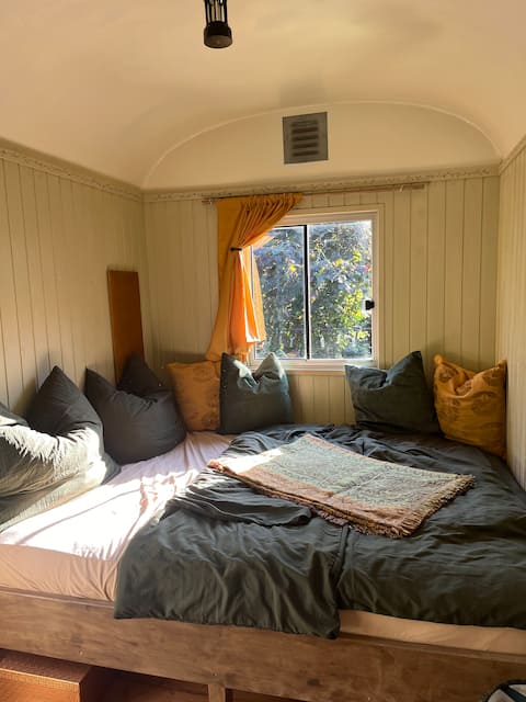 Tinyhouse Titania: A romantic midsummer night's dream