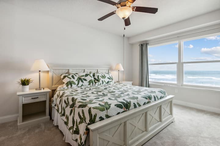 Dormitorio principal con cama tamaño king y vistas al mar. 