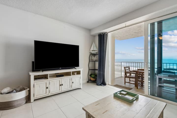 Televisión inteligente para los huéspedes con sus inicios de sesión personales.  Cable de espectro también incluido en la sala de estar. 