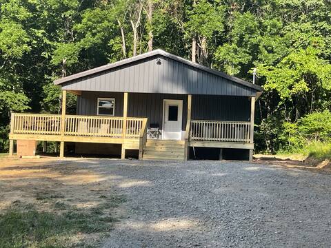 Hillside Haven - 3BR, 2BA, w/ Hot Tub!