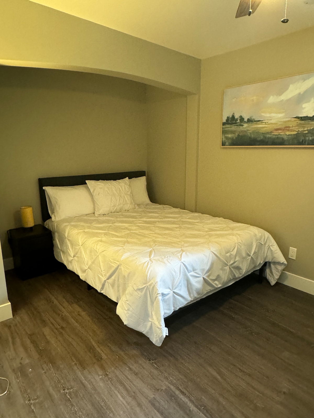 Cómoda cama tamaño queen y ropa de cama de calidad. Tenemos aire acondicionado, pero para mayor comodidad, también hay un ventilador de techo.