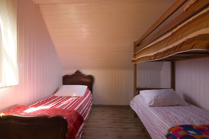 Een kamer met treliche.