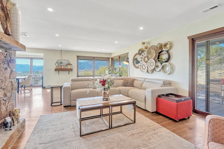 12 Acre Mtn Lodge Near Air Acade - Colorado Springs, CO