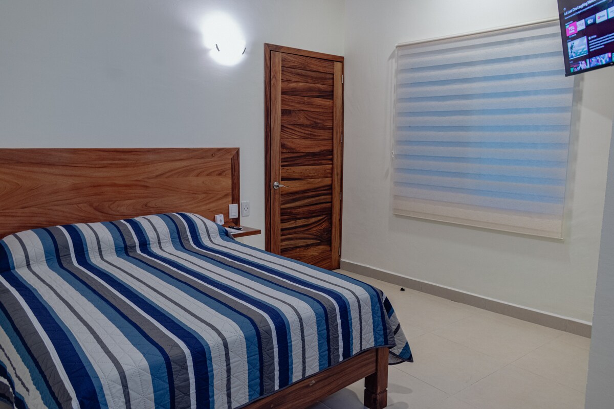 Recamara 1 има брачен кревет (широк 150-179 см), паметен телевизор, клима уред, вентилатор на таванот