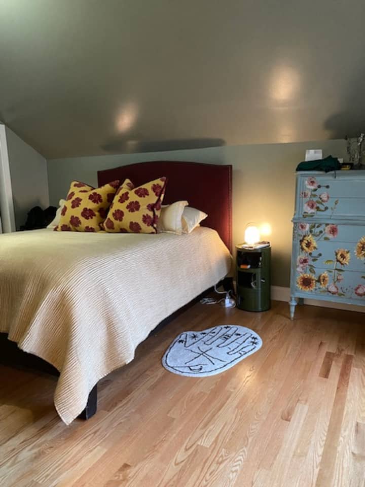 Primary bedroom queen bed 