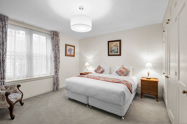 Manee’s On Elphin gallery image 4