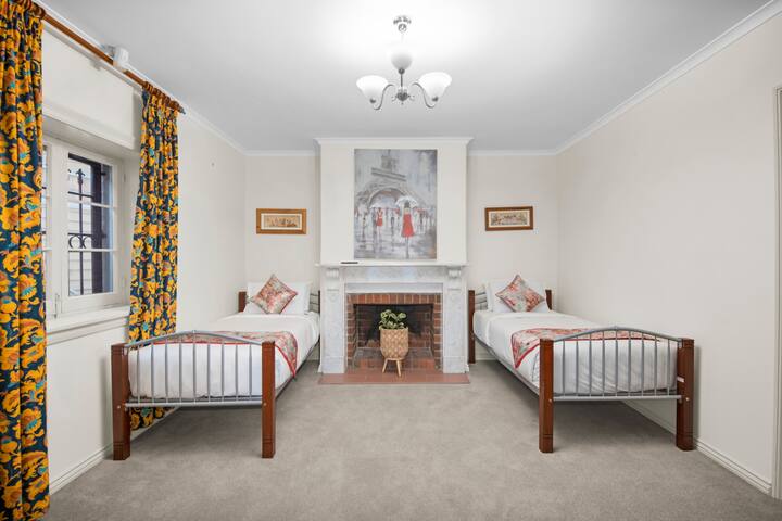 Manee’s On Elphin gallery image 2