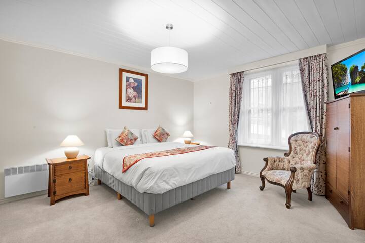 Manee’s On Elphin gallery image 5