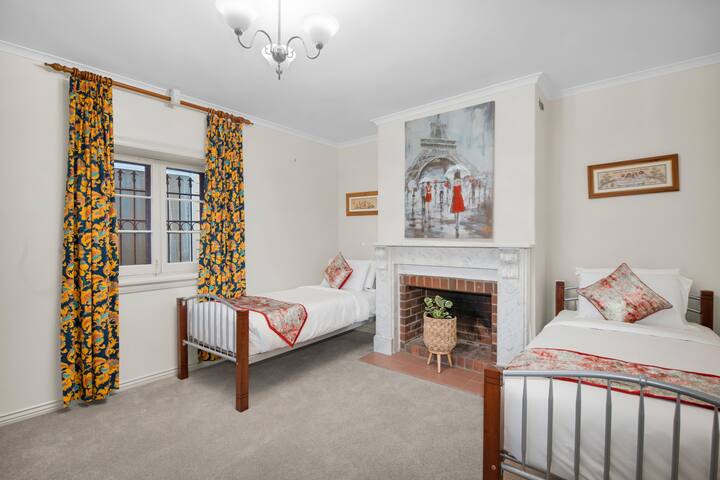 Manee’s On Elphin gallery image 3