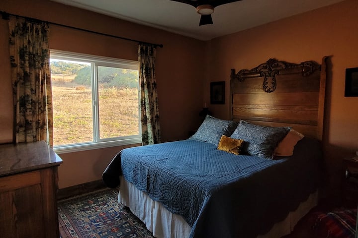 В тази спалня има антично двойно легло, няколко оригинални маслени картини, голям прозорец с изглед към Елфин Оукс и самостоятелна баня. Намира се извън основната зона за гмуркане. Това е любима стая за гости!