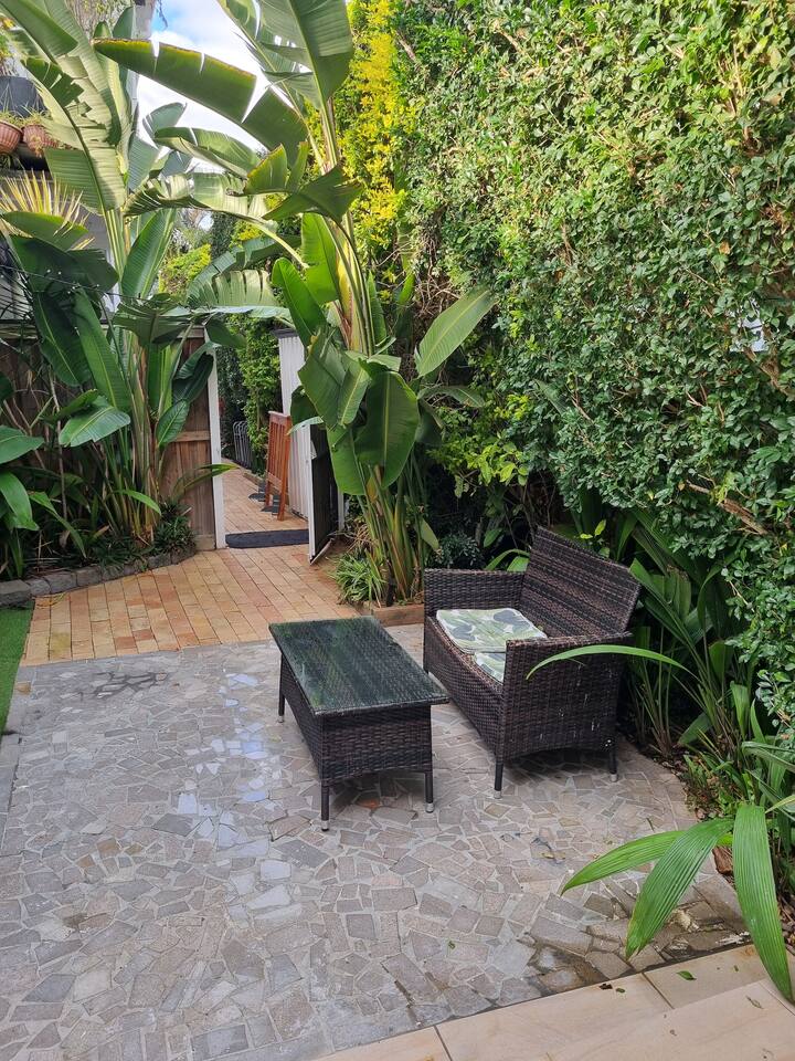 Cosy Pet Friendly GrannyFlat and private courtyard