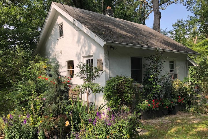 Cozy Carriage House / Cottage