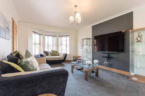 Spacious 4BR Home w/ Ensuite near Langdon Hills
