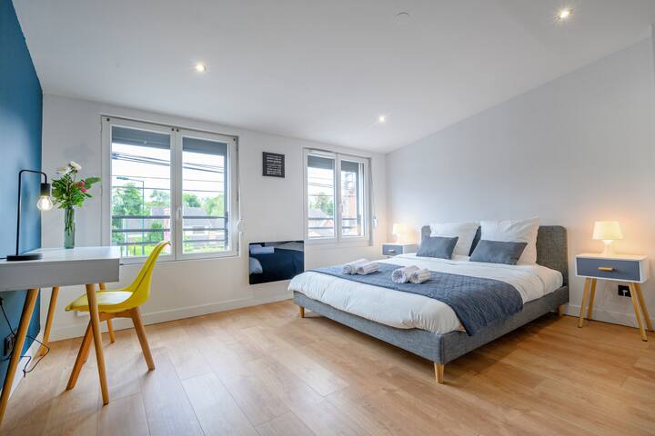 Chumba cha 2 cha kulala - Kitanda cha ukubwa wa kifalme | Mashuka na taulo zimetolewa | Sehemu ya kufanyia kazi