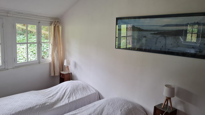 Prístavba: dve samostatné postele je možné spojiť do jednej manželskej postele. Maľba bola vykonaná vo februári 2021.