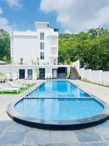 6 bedroom villa with shared pool