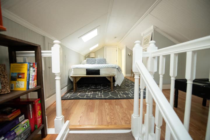 Საძინებელი 3 არის ლოფტი მე-2 სართულზე. Მასში არის ორადგილიანი საწოლი, კომოდი, გასაშლელი დივანი ორადგილიანი საწოლით, კარადა და მიმაგრებული სააბაზანო (სააბაზანო 2). Გათბობა/გაგრილდება ცალკე მინი-გაყოფილი ერთეულით. 